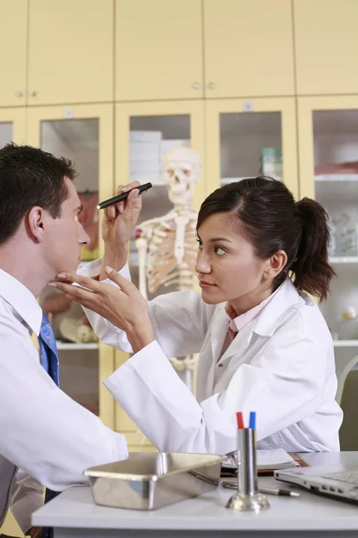 Γιατρός Εξετάζει Μάτι Του Ασθενούς Φακό — Φωτογραφία Αρχείου