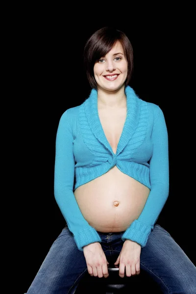 Gravid Kvinna Ler Mot Kameran — Stockfoto