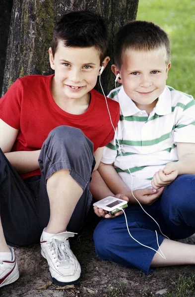 ポータブルMp3プレーヤーを共有する2人の男の子 — ストック写真