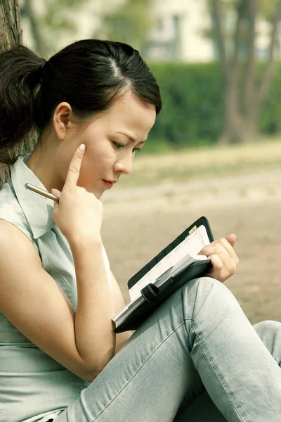 Mujer Planeando Agenda Organizador — Foto de Stock