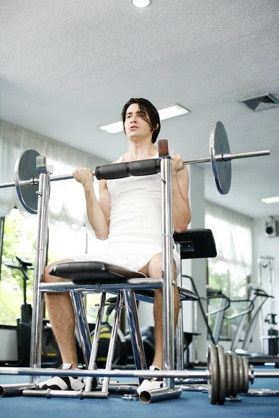 Hombre Levantando Barra Gimnasio —  Fotos de Stock