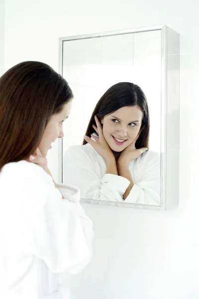 Mujer Mirando Espejo — Foto de Stock