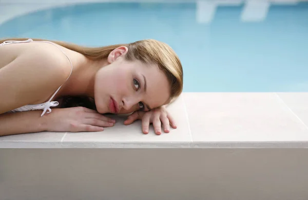 Femme Couchée Sur Côté Piscine — Photo