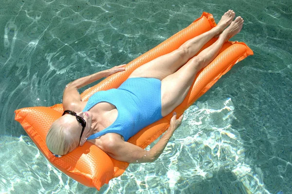 Havuz Salında Dinlenen Kadın — Stok fotoğraf