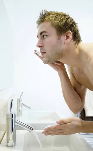Hombre Aplicando Crema Afeitar Cara — Foto de Stock