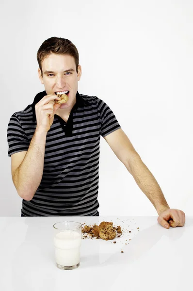 Jovem Homem Comer Biscoitos — Fotografia de Stock