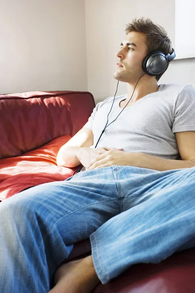 Hombre Acostado Cama Escuchando Música Los Auriculares —  Fotos de Stock