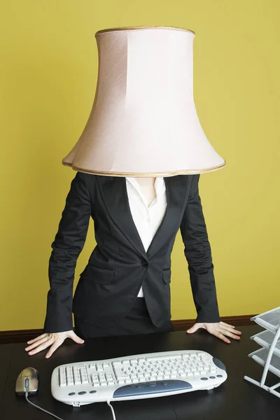 Affärskvinna Med Lampskärm Huvudet — Stockfoto