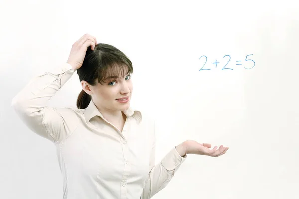 Kobieta Mająca Problem Rozwiązaniem Prostego Równania — Zdjęcie stockowe