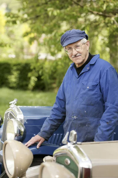 Senior Man Poseren Met Zijn Auto — Stockfoto