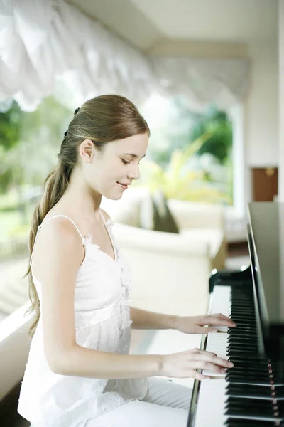 Giovane Donna Che Suona Pianoforte — Foto Stock