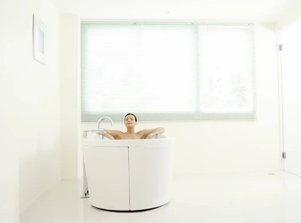 Frau Sitzt Mit Geschlossenen Augen Badewanne — Stockfoto