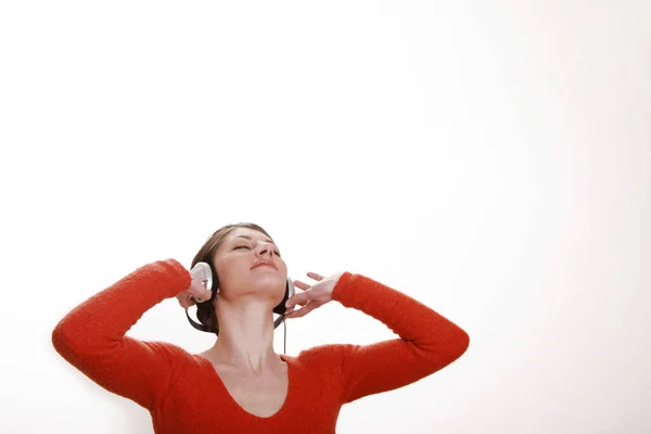 Vrouw Die Naar Muziek Luistert Hoofdtelefoon — Stockfoto