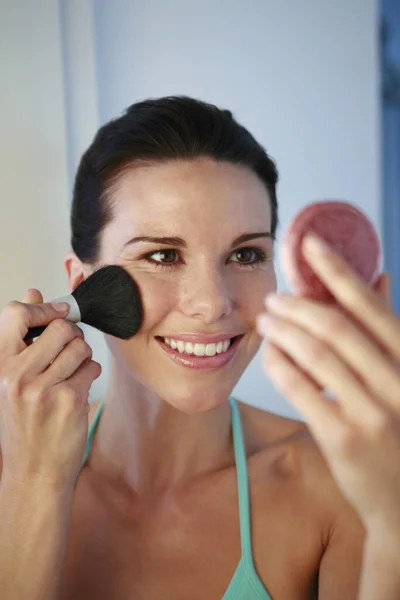 Giovane Donna Applicando Blusher — Foto Stock