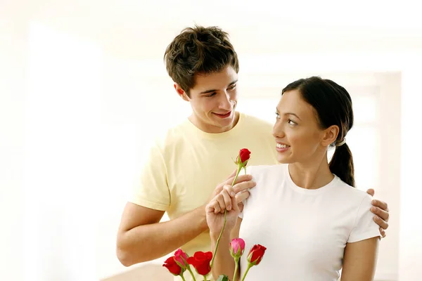 Mujer Mirando Novio Mientras Sostiene Una Rosa — Foto de Stock