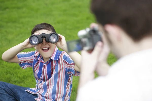 Chlapec Dívá Dalekohledem — Stock fotografie