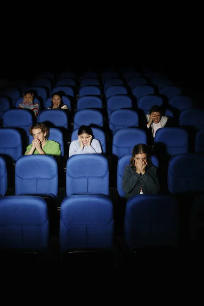 Adolescents Regardant Film Cinéma — Photo