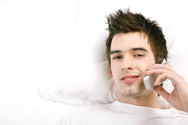 Homme Allongé Sur Lit Parlant Sur Téléphone Portable — Photo