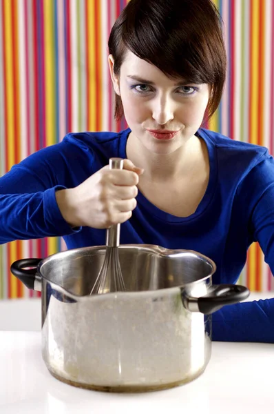 Mujer Batiendo Huevos Con Batidor — Foto de Stock