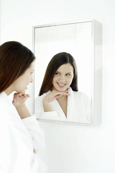 Mujer Mirando Cara Espejo — Foto de Stock