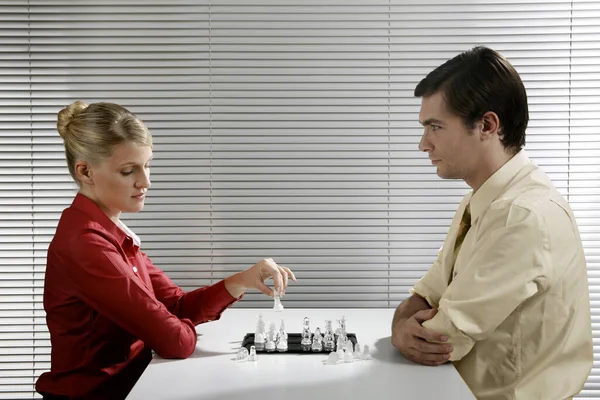 Affärsman Och Affärskvinna Spelar Schackspel — Stockfoto