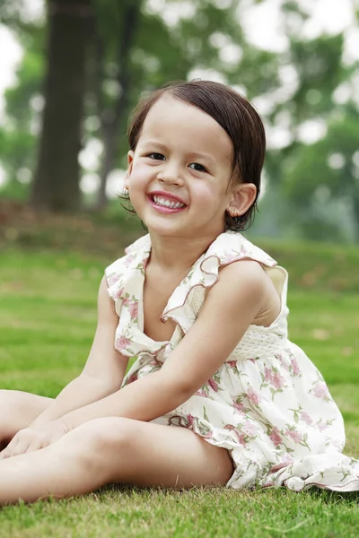 Маленькая Девочка Сидящая Траве Улыбающаяся — стоковое фото