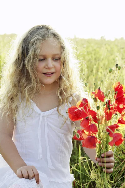 ブロンドの女の子は花を保持 — ストック写真