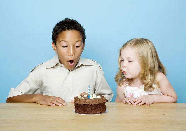 Menino Menina Soprando Vela Bolo Aniversário — Fotografia de Stock