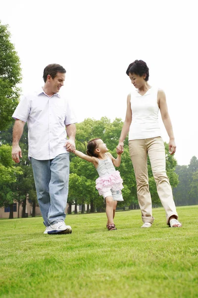 Familjepromenader Parken — Stockfoto