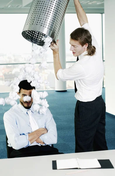 Zakenman Gooit Een Vuilnisbak Met Verfrommelde Papieren Zijn Collega — Stockfoto