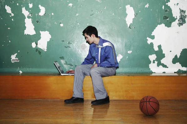 Empresario Usando Laptop Una Cancha Baloncesto —  Fotos de Stock