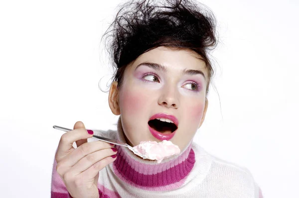 Mulher Comendo Sorvete — Fotografia de Stock