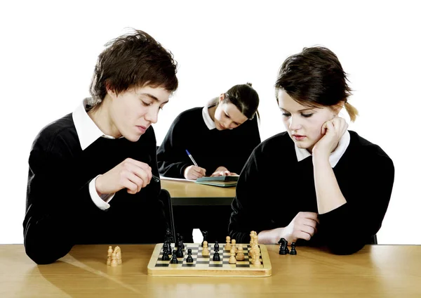 Junge Und Mädchen Spielen Schachspiel Klassenzimmer — Stockfoto