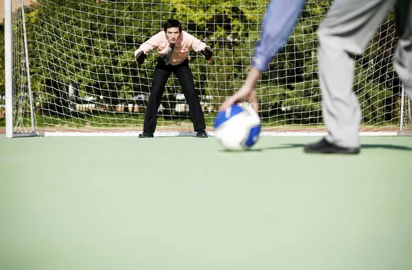 Biznesmeni Grający Piłkę Nożną Ulicy — Zdjęcie stockowe