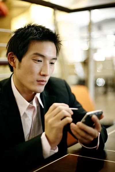 Businessman Using Palmtop Pda — Stock Photo, Image