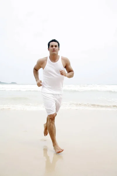 해변에서 달리는 — 스톡 사진
