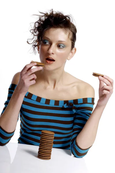 Mujer Joven Comiendo Una Barra Chocolate — Foto de Stock