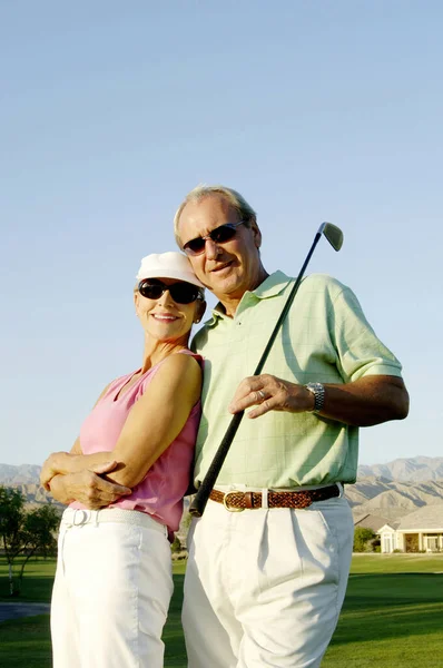 Pareja Posando Campo Golf — Foto de Stock