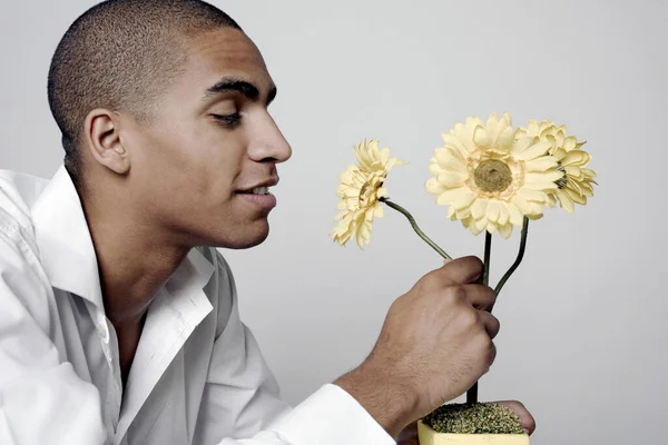 Mann Riecht Den Duft Von Blumen — Stockfoto