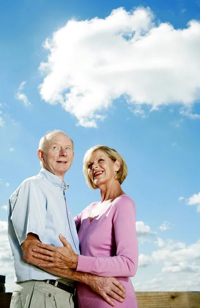 Yaşlı Çift Kucaklaşırken Gülümsüyor — Stok fotoğraf