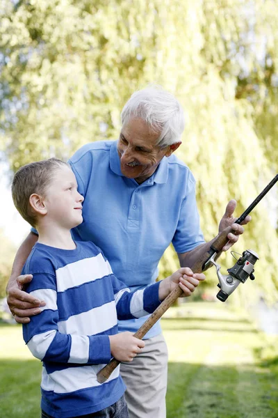 Abuelo Nieto Pescando Juntos — Foto de Stock