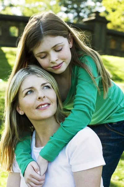 Flicka Kramar Sin Mamma Bakifrån — Stockfoto