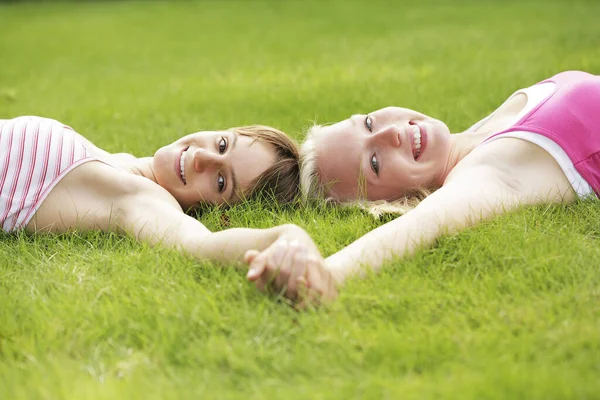 Девушки Лежат Траве — стоковое фото