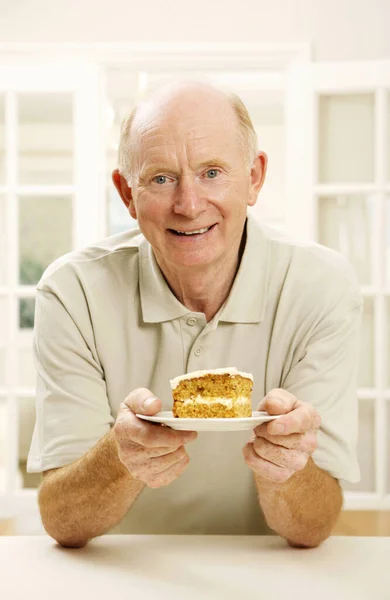 Homme Âgé Tenant Une Assiette Gâteau — Photo