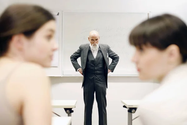 Yaşlı Profesör Sınıfta Konuştukları Için Öğrencilerini Azarlıyor — Stok fotoğraf