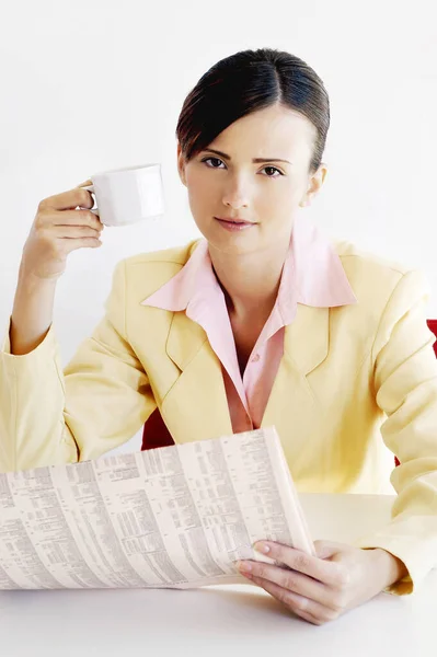 Geschäftsfrau Trinkt Kaffee Beim Zeitungslesen — Stockfoto