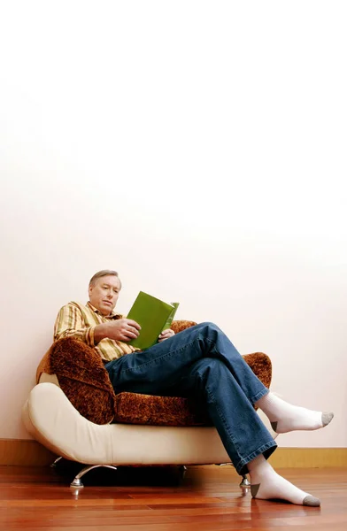 Mature Man Reading Book — Stock Photo, Image