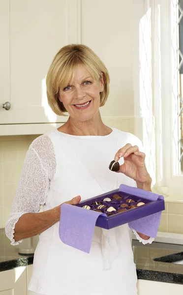 Mujer Mayor Sosteniendo Una Caja Chocolates —  Fotos de Stock