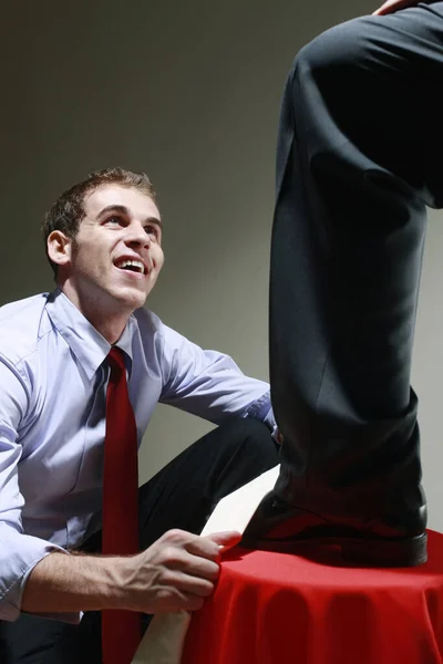 Zakenman Polijsten Van Een Andere Zakenman Schoen — Stockfoto