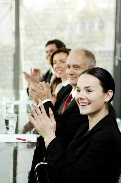 Affärsmän Klappar Händerna När Sitter Konferensrummet — Stockfoto